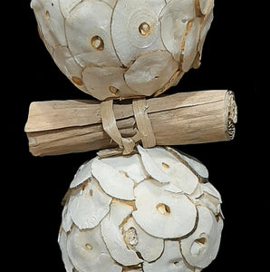 Two of our most popular shreddable parts made into a toy! Three super soft sola balls with crunchy banana leaf rolls stacked on stainless steel wire and topped off with wood beads. Designed for small birds up to intermediate sized birds who love shredding soft textures.