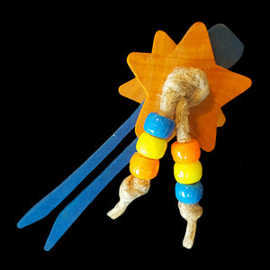 Spinning hardwood stars and pony beads attached to a wood clothes peg with jute cord. Designed for intermediate to medium sized birds.  Measures approx 3-1/2".